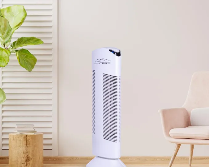 Čistička vzduchu Ionic-CARE ve světle dekorovaném interiéru s růžovým křeslem, barva perleťově bílá