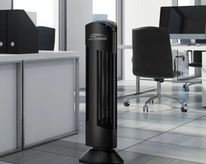 cerna-cisticka-vzduchu-v-popredi-za-ni- kancelarska-zidle-a-stul-s-PC