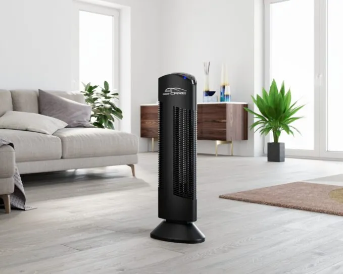 Čistička vzduchu Ionic-CARE černé barvy v obývacím pokoji.