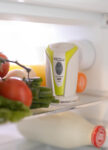 Čistič a osvěžovač lednic Ionic-CARE v lednici s potravinami