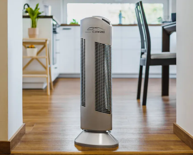 Čistička vzduchu Ionic-CARE v interiéru s kuchyňskou linkou a jídelním stolem, barva stříbrná