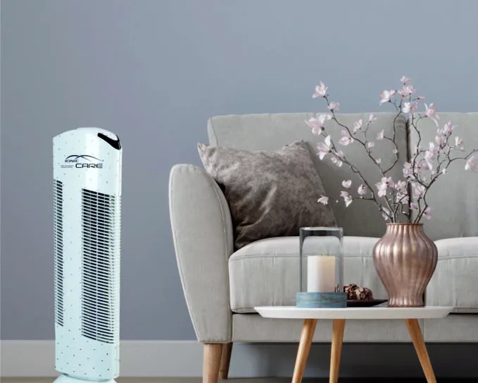 Čistička vzduchu Ionic-CARE v interiéru s béžovou pohovkou a květinou barva perleťově bílá s krystaly
