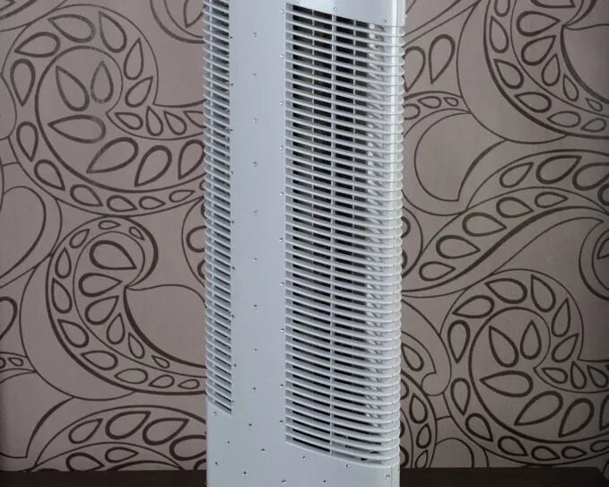 Čistička vzduchu Ionic-CARE, barva perleťově bílá zdobena krystaly, s dekorační tapetou v pozadí