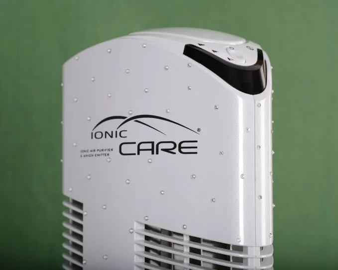 Čistička vzduchu Ionic-CARE v interiéru, barva perleťově bílá zdobena krystaly, v interiéru se zeleným pozadím
