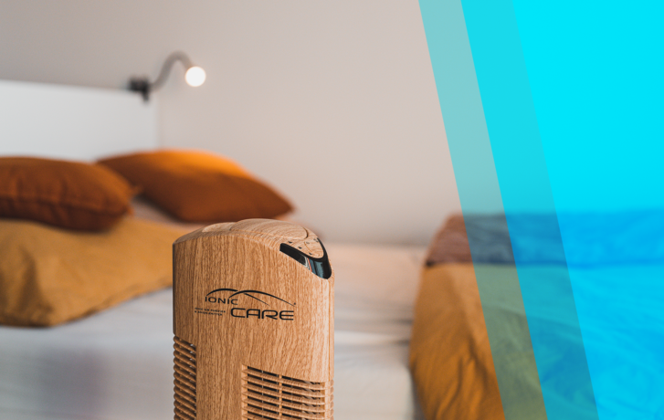 Detail čističky vzduchu Ionic-CARE v dekoru dřevo dub, v pozadí postel