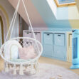 Modrá čistička vzduchu Ionic-CARE v dětském pokojíčku, v popředí houpací křeslo