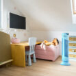 Modrá čistička vzduchu Ionic-CARE v dětském pokojíčku, v pozadí růžová bedna s plyšovými hračkami
