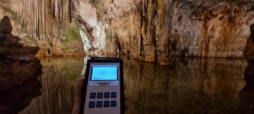 Mereni-zapornych-iontu-v-Neptunove-jeskyni-na-Sardinii-ionic-care