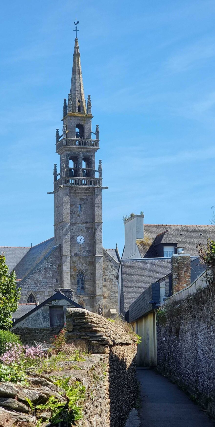 Pohled na kostel Sainte-Croix ve městě Le Conquet ve Francii.