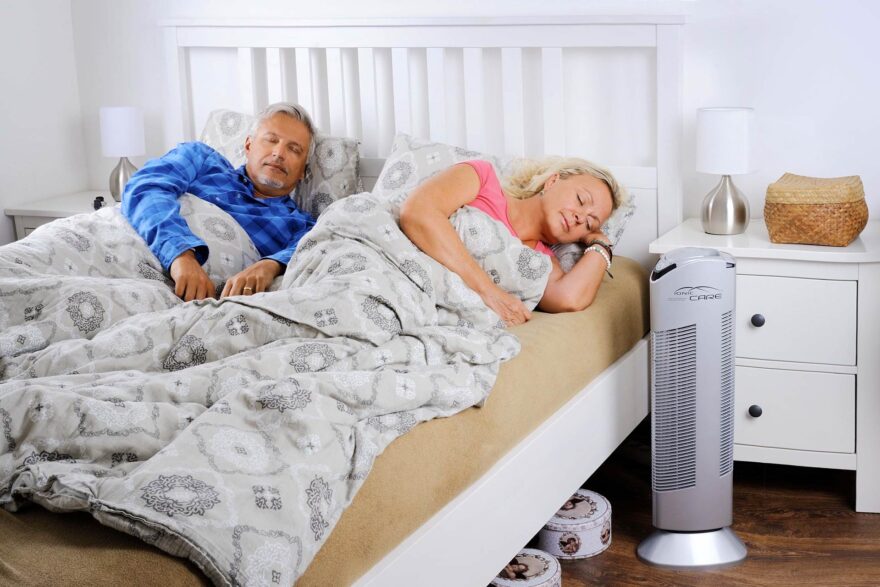 Spící pár u nejtišší čističky vzduchu Ionic-CARE.