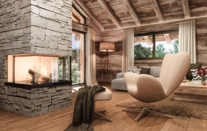 Útulný obývací pokoj s hořícími krbovými kamny.