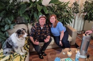 Láďa Hruška a Eliška Tlapáková se psem a čističkou vzduchu