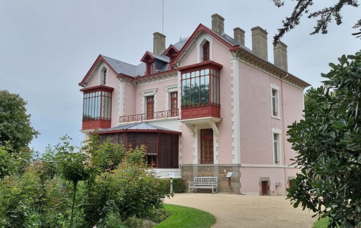 Dům a zahrada Christiana Diora ve Francii.