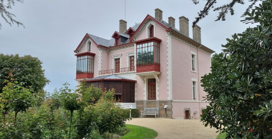 Dům a zahrada Christiana Diora ve Francii.