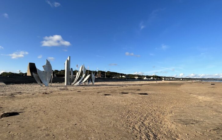 Pláž Omaha ve Francii a památník s názvem Hridnové.