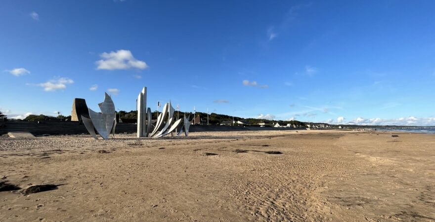 Pláž Omaha ve Francii a památník s názvem Hridnové.