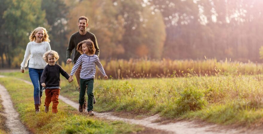 Šťastná rodina s dětmi na ozdravující procházce.