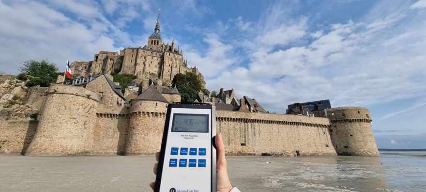 Lovci iontů měří pod hradbami v Mont-Saint-Michel.
