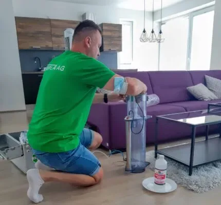 Odběr vzorků při měření koncentrace zápachu u čističky vzduchu.