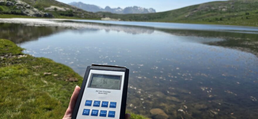 Lovci iontů u jezera Lac de Nino na Korsice měřící ionty.