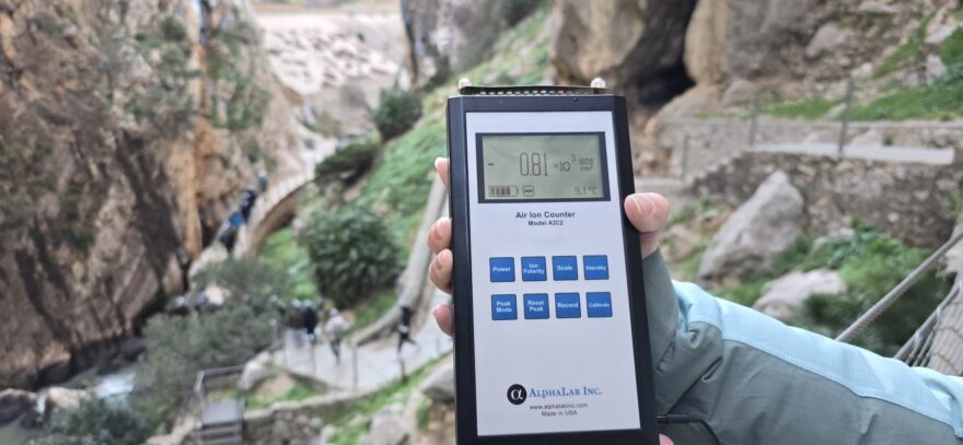 Měření iontů na stezce Caminito del Rey v Andalusii.
