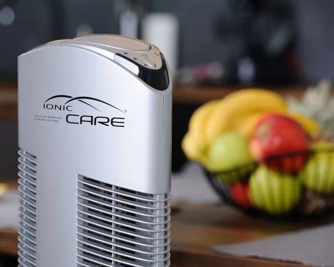 Čistička vzduchu Ionic-CARE stříbrná detail před mísou s ovocem