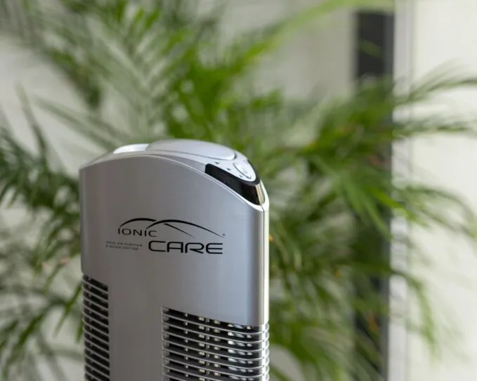 Čistička vzduchu Ionic-CARE stříbrná detail před zelenou květinou