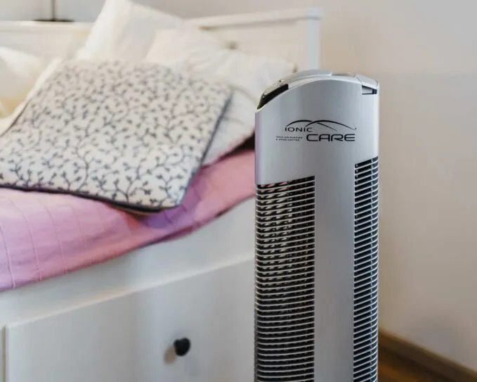 Čistička vzduchu Ionic-CARE stříbrná u postele v ložnici